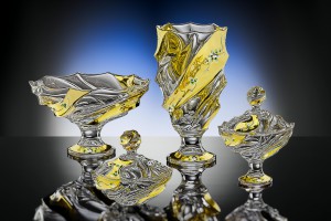 Zlatě zdobená váza, mísy a cukřenka z ručně vyráběného křišťálového skla