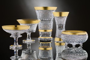 Zlatem zdobené broušené vázy, poháry a mísa